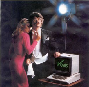 Mann mit Computer und Frau
